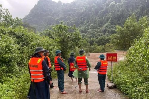 Mưa lớn kéo dài, cảnh báo lũ quét, sạt lở tại miền Trung