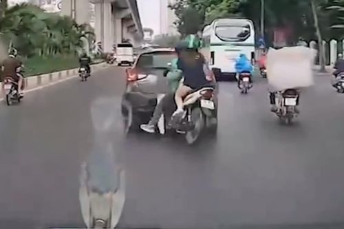 Vội vàng qua đường, tài xế và hành khách ngã ra đường