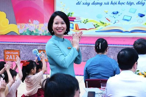 Cô Hiệu trưởng chở 1.963 ước mơ học trò, mang theo câu chuyện về mái trường hạnh phúc