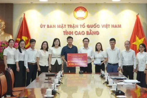 Tiếp nhận 100 triệu đồng ủng hộ Quỹ 'Vì người nghèo' tỉnh