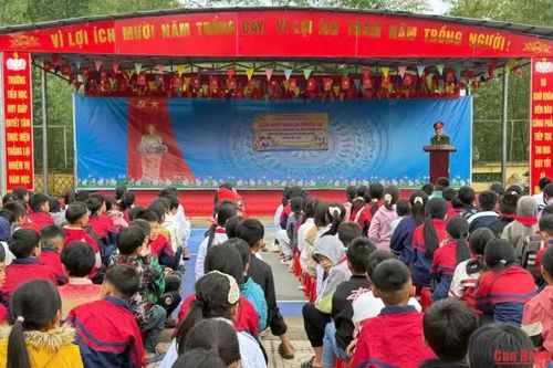 Tuyên truyền an toàn giao thông và an toàn trên môi trường mạng cho 600 học sinh