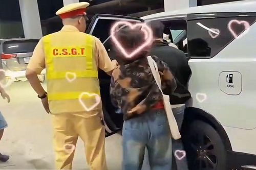 1h sáng, tiếng còi CSGT mở lối đưa sản phụ sắp sinh đến bệnh viện