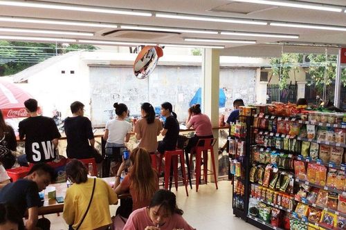 Chỉ có 1-2 nhân viên, tại sao cửa hàng tiện lợi vẫn bày cả chục bộ bàn ghế?
