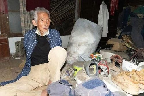 Sở hữu mảnh đất gần 50 tỷ đồng giữa khu nhà giàu, cụ ông thất nghiệp gần nửa thế kỷ vẫn sống trong căn nhà ngập rác, ăn uống tằn tiện