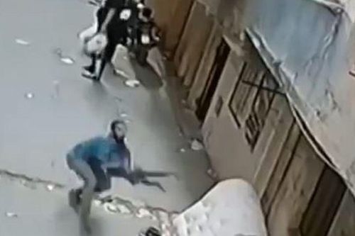 Người đàn ông phản xạ cực nhanh, dùng tay không đỡ bé trai 5 tuổi ngã khỏi ban công trong tích tắc