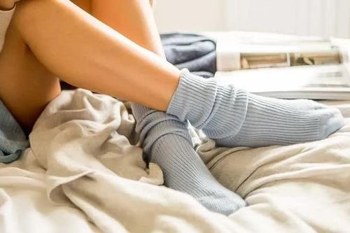 Đi tất mỗi ngày có tốt không? 5 lưu ý để bàn chân luôn khô thoáng