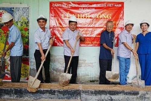 Làm đường cho xã, sửa nhà cho dân