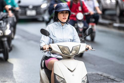 Hà Nội giảm gần 10°C, người dân mặc đồ 'trên đông dưới hè' xuống phố