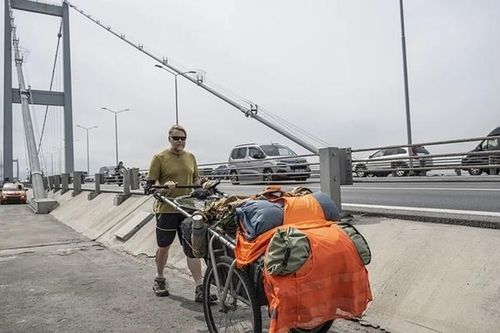 Người đàn ông quyết đi bộ vòng quanh thế giới, 28 năm nay chưa về nhà