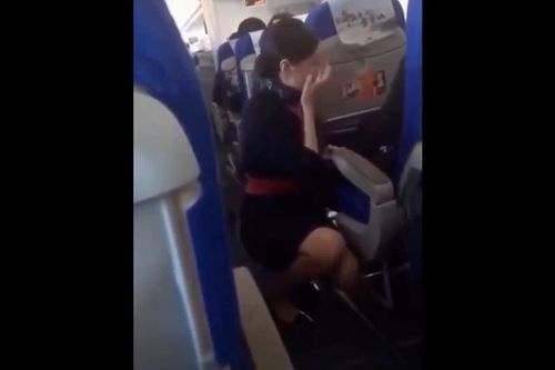 Hãng bay báo cảnh sát, từ chối phục vụ hành khách bắt tiếp viên quỳ xin lỗi