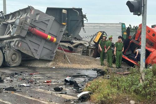 Khoảnh khắc hai xe đầu kéo đối đầu, cabin văng khỏi thân xe ở Hưng Yên