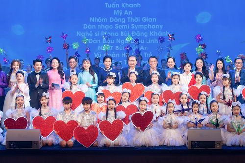 Chủ tịch Quốc hội dự chương trình nghệ thuật 'Kết nối yêu thương'