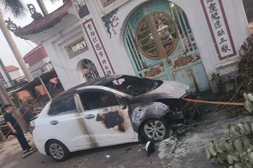 Ô tô cháy trơ khung tại đình làng Vàng nghi bị phóng hoả?