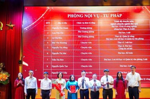 Xã Quang Minh công bố quyết định về công tác tổ chức các phòng chuyên môn