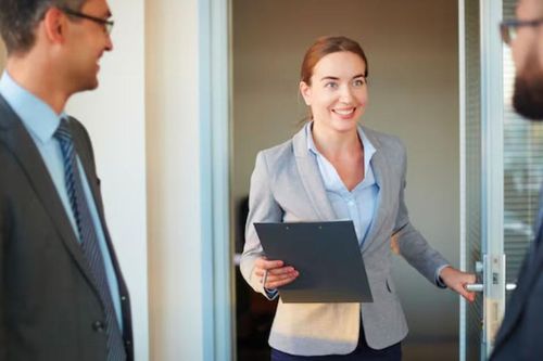 Cùng đến muộn, người EQ thấp vội viện cớ, người EQ cao chỉ nói một câu khiến ai cũng dễ chịu