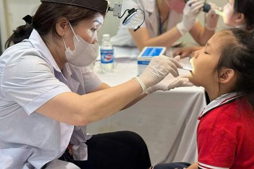 Nhân viên y tế trường học có bắt buộc chuẩn hóa trình độ khi nâng bậc?
