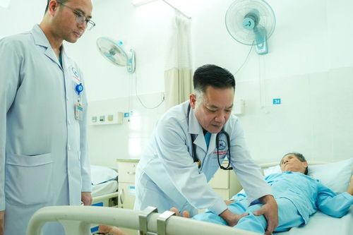 Đi bộ là đau chân, cụ ông đứng trước bài toán cứu chân hay giữ thận