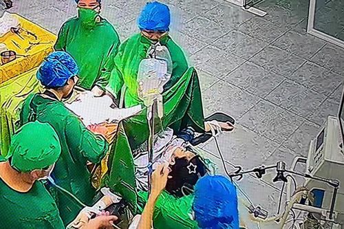 4 cán bộ y tế hiến máu cứu sản phụ ngay trong phòng mổ