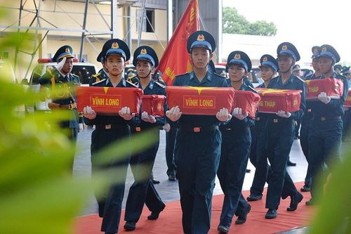 Chuyến bay đặc biệt đưa 15.401 mẫu sinh phẩm hài cốt liệt sĩ ra Hà Nội