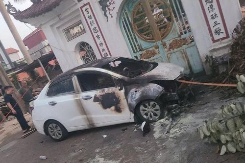 Ô tô bị thiêu rụi phần đầu ở Hà Nội, công an tìm người liên quan