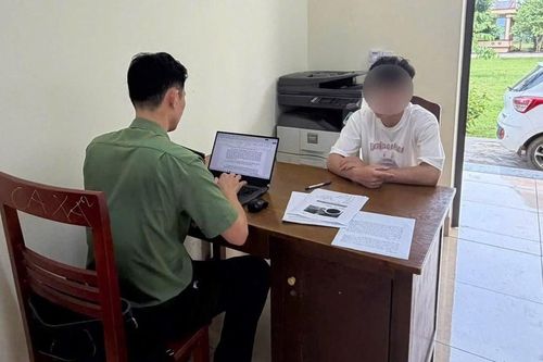 Xử phạt nam thanh niên livestream xúc phạm cán bộ trên không gian mạng