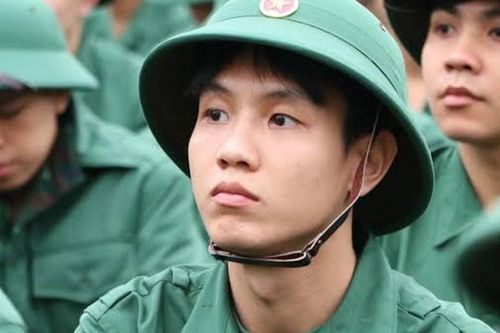 Đủ 18 tuổi, đang học lớp 10 tại cơ sở GDNN-GDTX công lập có được tạm hoãn gọi nhập ngũ?