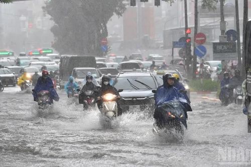 Miền trung đang hứng mưa lớn diện rộng, Huế và Đà Nẵng mưa đặc biệt lớn, có nơi vượt 600mm