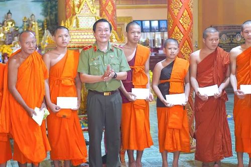 Lãnh đạo tỉnh Cà Mau thăm, chúc mừng lễ Sene Dolta đồng bào Khmer