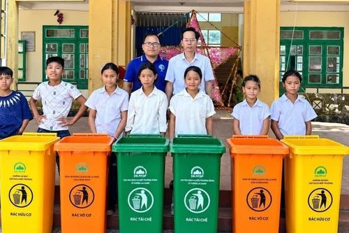 Điện Biên: Trường THCS tại 10 xã được trao tặng thùng rác thân thiện môi trường