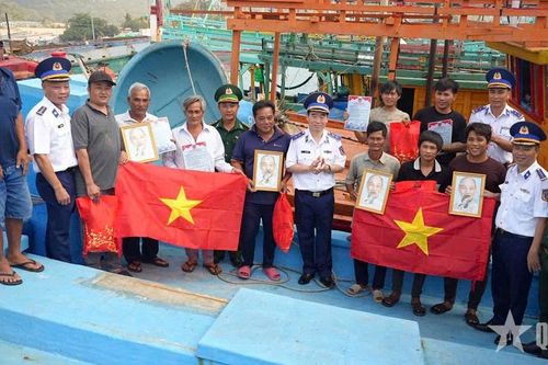 Đồng hành cùng chính quyền địa phương đến với biển, đảo