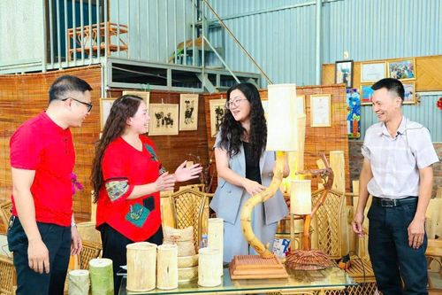 Độc đáo đèn làm từ thân cây đu đủ