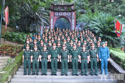 Đoàn đại biểu Quân khu 2 báo công tại Khu di tích lịch sử Đền Hùng