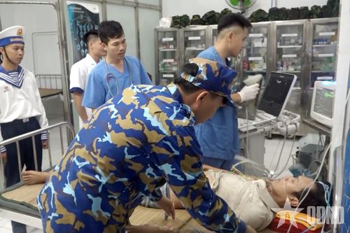 Bệnh xá đảo Song Tử Tây cấp cứu ngư dân bị bệnh trên biển