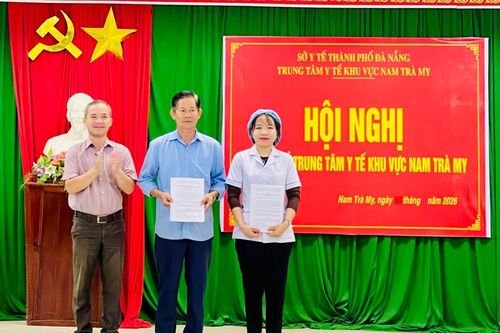 Nữ hộ sinh đỡ đẻ thành công song thai trên đường chuyển viện