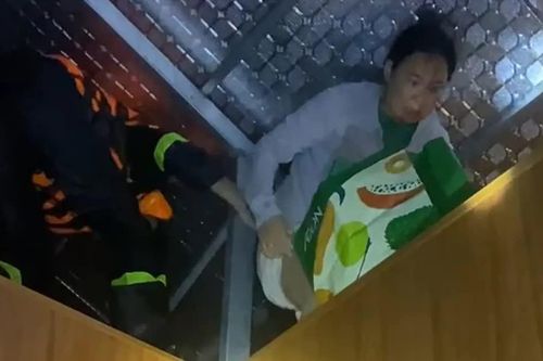 Trắng đêm giải cứu 12 người mắc kẹt, lực lượng cứu hộ ngâm mình dưới nước lạnh hơn 2 giờ