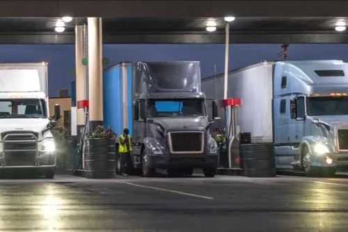 Tổng thống Mỹ Donald Trump ký sắc lệnh giảm giá dầu diesel nhuộm đỏ