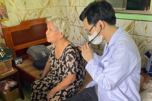 Lâm Đồng: Khám sức khỏe cho người yếu thế tại nhà