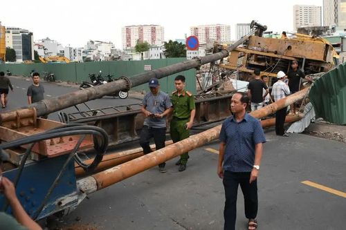 TPHCM: Máy thi công hàng chục tấn đổ chắn ngang đường Bùi Hữu Nghĩa