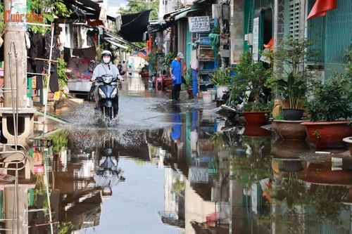 Một tuần sau mưa, nước vẫn ngập lênh láng trong khu dân cư ở TP HCM