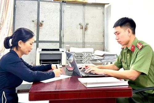 'Nữ quái' trốn truy nã ở nước ngoài về nước đầu thú