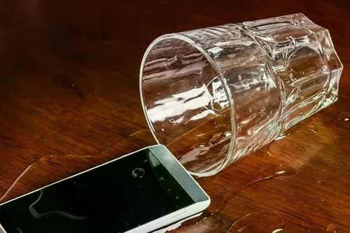 Điện thoại Android dính nước, đừng vội làm điều này