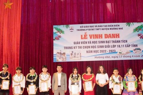 Cô giáo khơi đam mê khoa học ở biên giới Mường Nhé