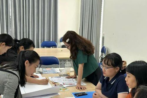 Phát triển đội ngũ giáo viên có khả năng dạy môn học bằng tiếng Anh