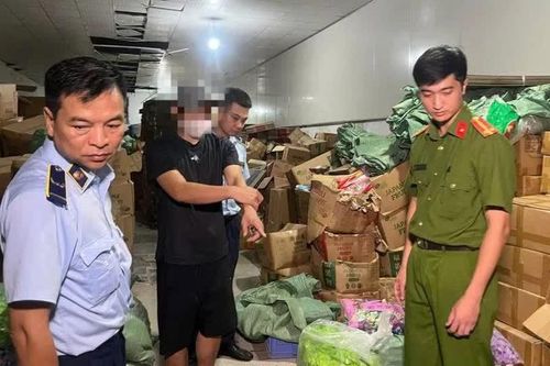 Đột kích 5 xưởng gia công, thu giữ gần 20 tấn bánh kẹo trôi nổi 'đội lốt' hàng ngoại nhập