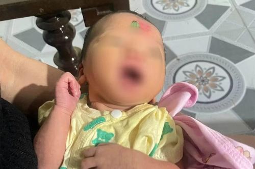 Bé gái sơ sinh bị để lại trước nhà đôi vợ chồng hiếm con