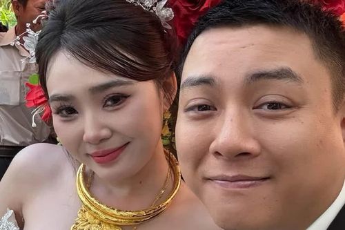 Hoài Lâm hát trong tiệc cưới