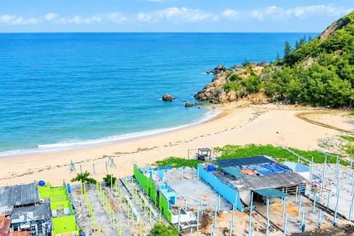 Tháo dỡ loạt hàng quán ở bãi tắm Đá Nhảy sau kết luận của Thanh tra Chính phủ