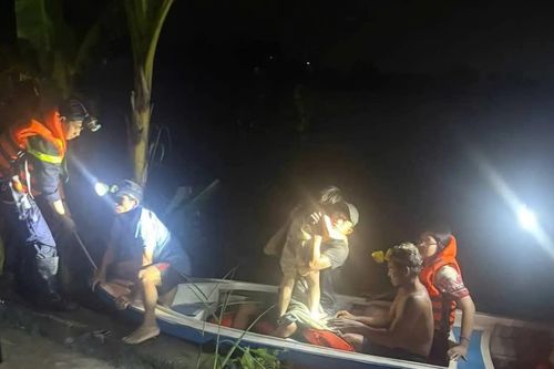 Mưa lớn gây ngập sâu ở TPHCM, 113 người dân được đưa đến nơi an toàn