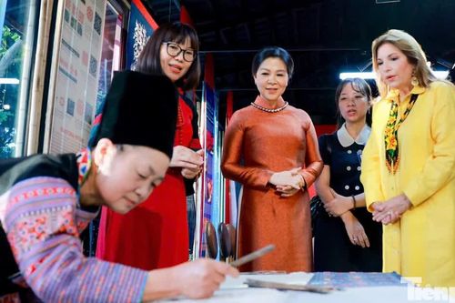 Phu nhân Tổng Bí thư, Chủ tịch nước Tô Lâm và Phu nhân Tổng thống Panama tìm hiểu trang phục dân tộc thiểu số