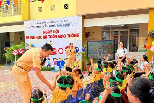 CSGT TP.HCM làm mới cách tuyên truyền trong trường học